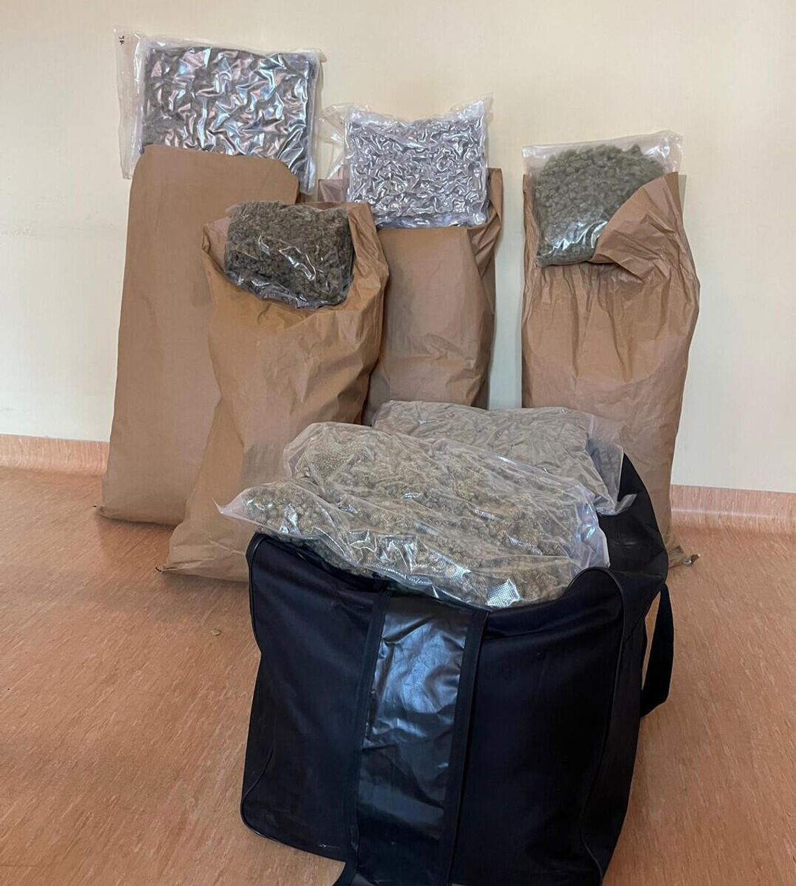 50 kg marihuany, amfetamina i kokaina. Opolscy kryminalni rozbili narkotykową szajkę Zabezpieczone przez opolskich policjantów narkotyki: marihuana, amfetamina i kokaina o wartości ponad 2 mln zł