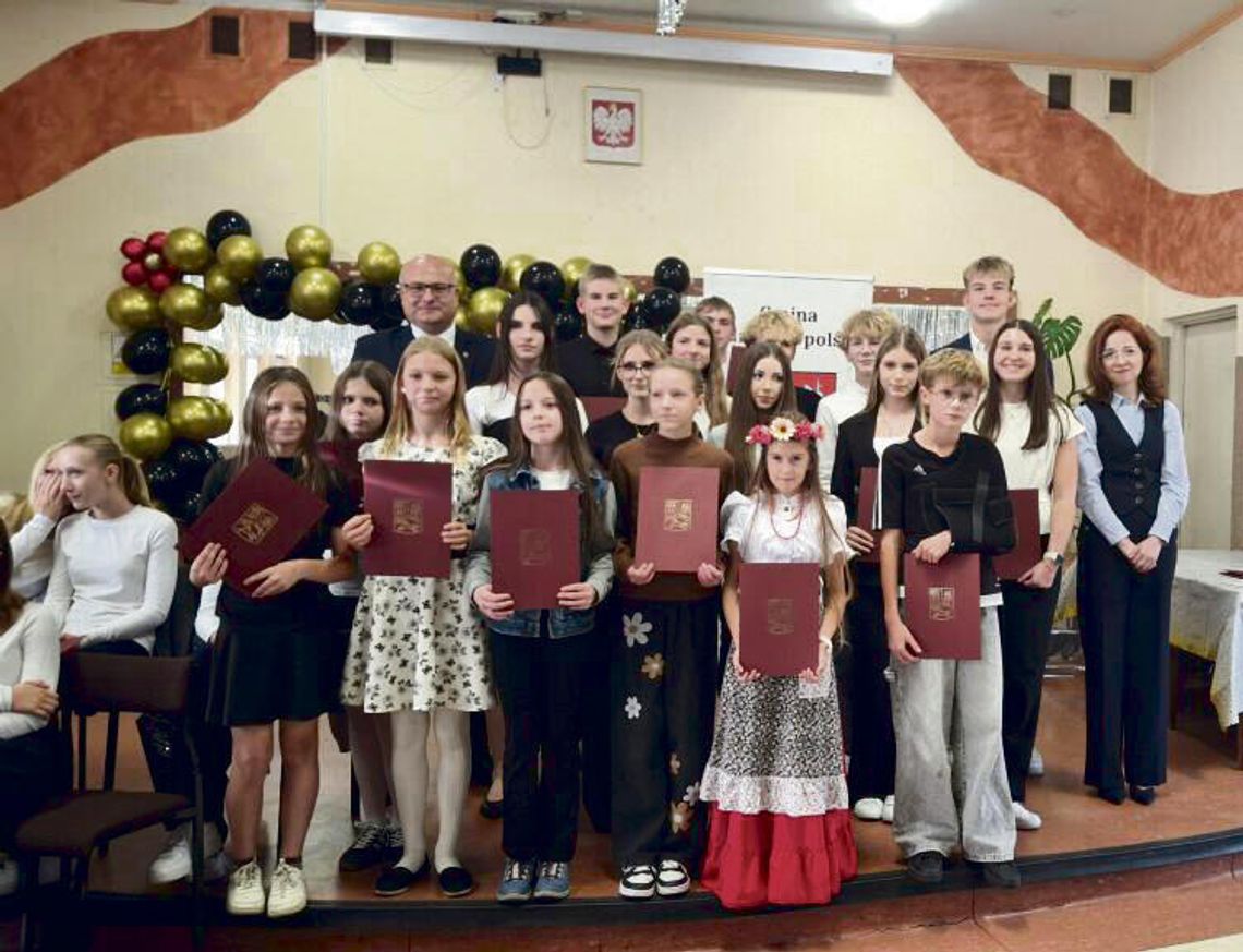 51 uczniów otrzymało stypendia w gminie Tarnów Opolski. Nagrodzono naukę i sport Uroczystość wręczenia stypendiów Wójta Gminy Tarnów Opolski dla 51 uczniów za osiągnięcia w nauce i sporcie w roku szkolnym 2025/2026 w remizie OSP w Kosorowicach.