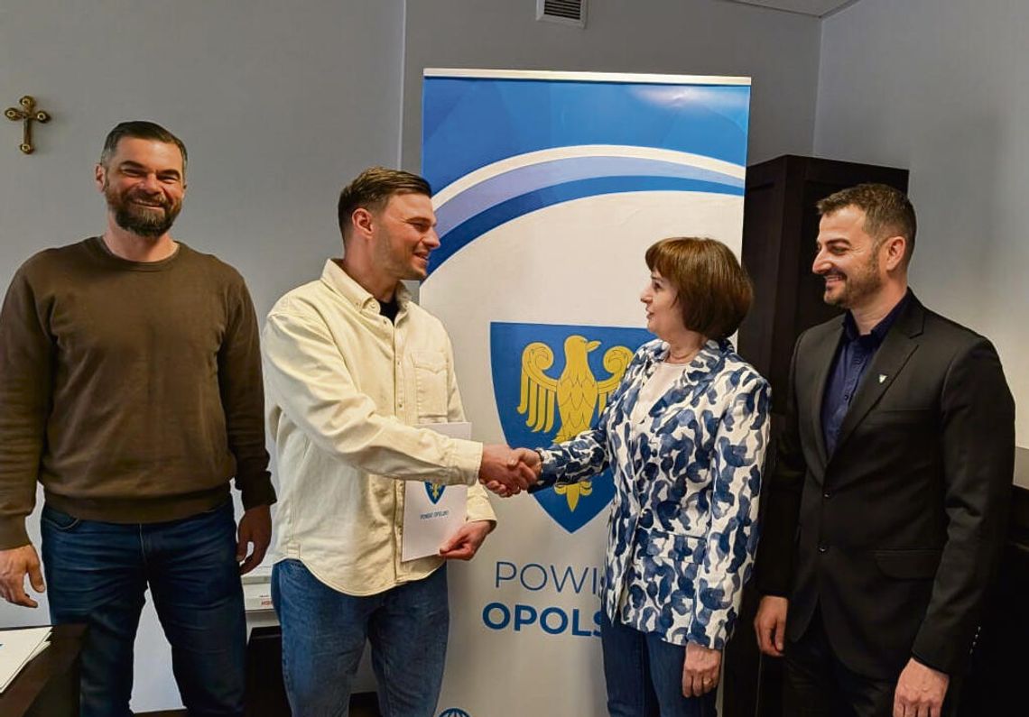 Podpisanie umowy na dofinansowanie sportu w powiecie opolskim przez przedstawicieli władz i lokalnych klubów