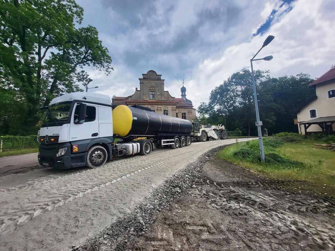 Prace drogowe na ul. Kościuszki w Turawie podczas modernizacji 800‑metrowego odcinka drogi powiatowej.