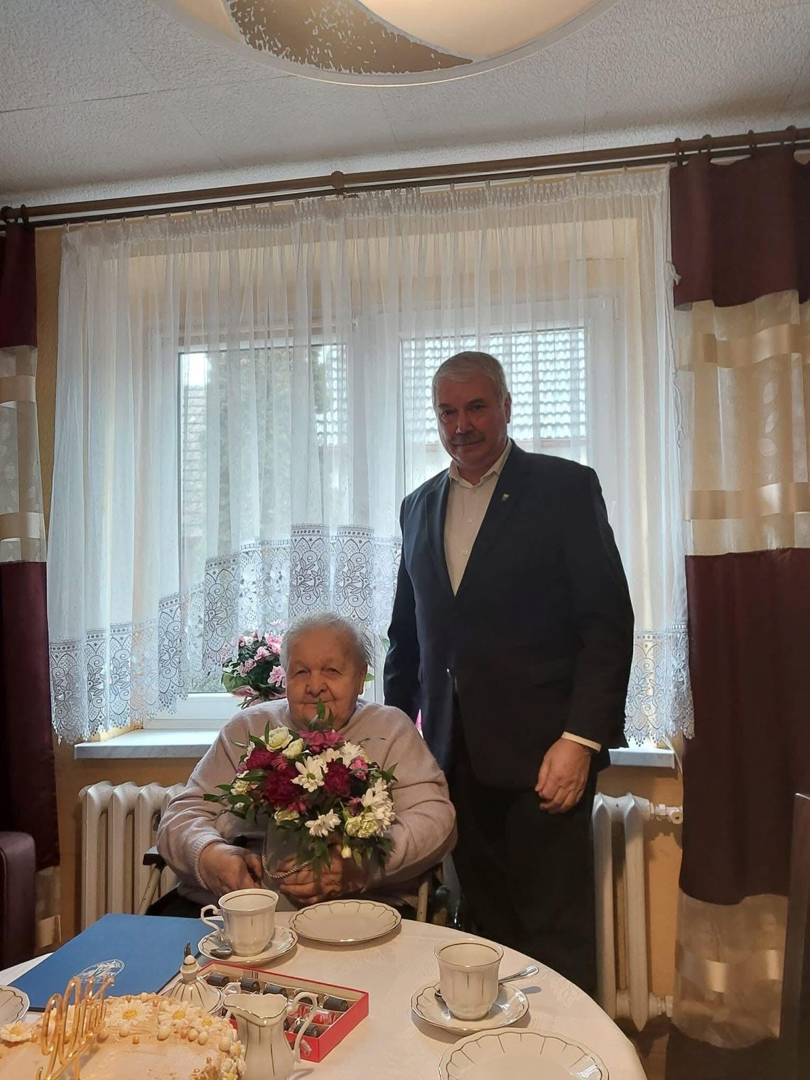 Pani Rita Czech z Niwki podczas obchodów 90. urodzin z wizytą wójta gminy Chrząstowice.