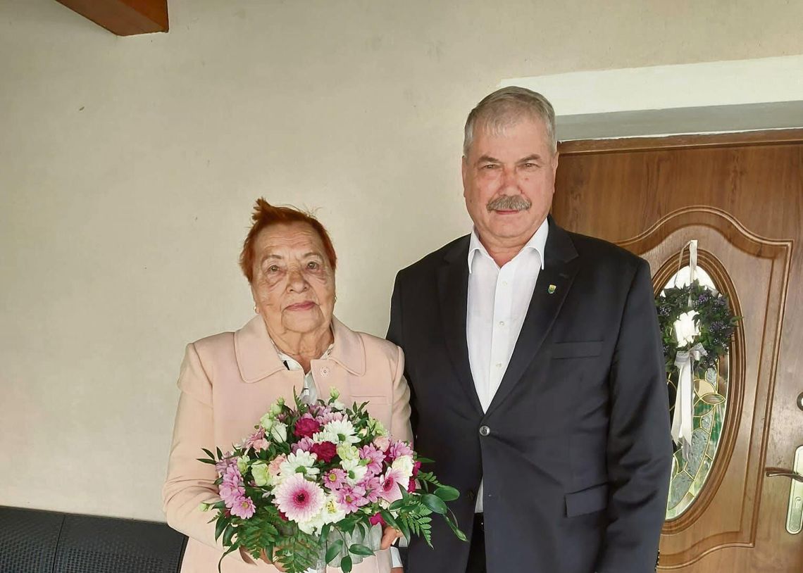 Wójt gminy Chrząstowice składa życzenia 90‑letniej mieszkance pani Stanisławie Manczyk w jej domu