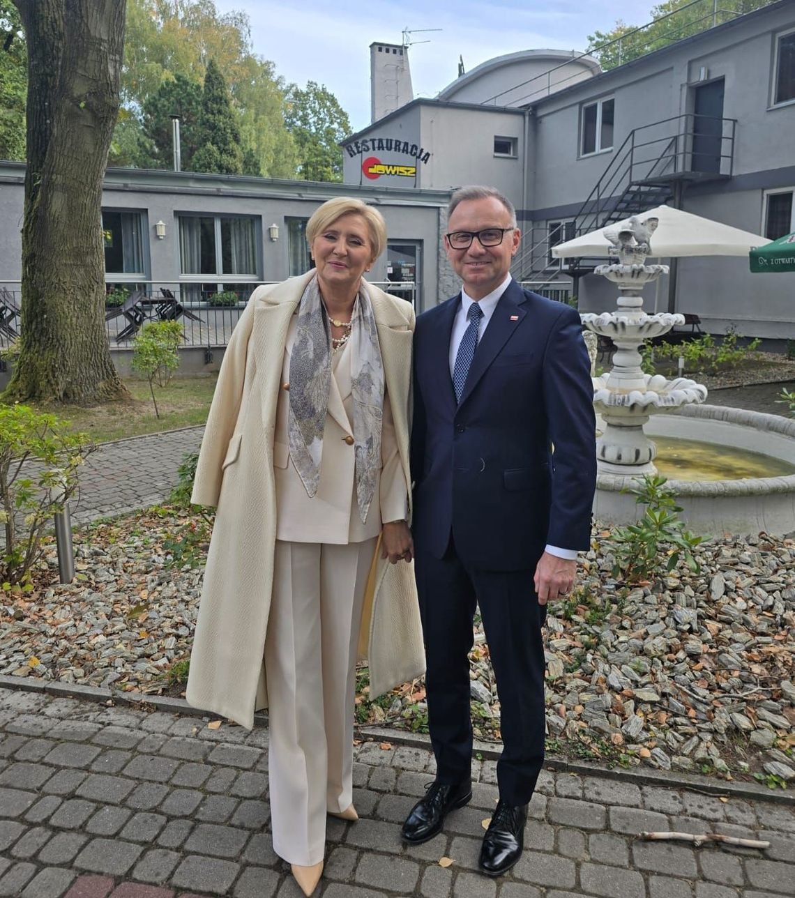 Na zdjęciu Andrzej Duda z żoną Agatą Kornhauser-Dudą podczas prywatnej wizyty w zajazd Jowisz w Turawie