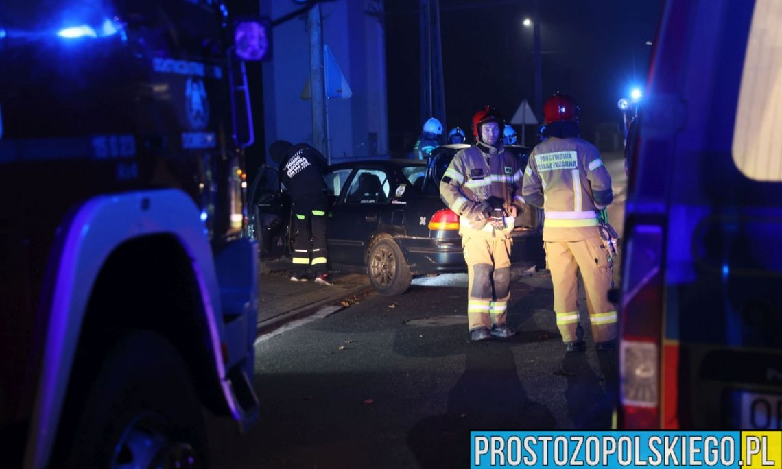 Auto przebiło betonowe ogrodzenie Auto przebiło betonowe ogrodzenie