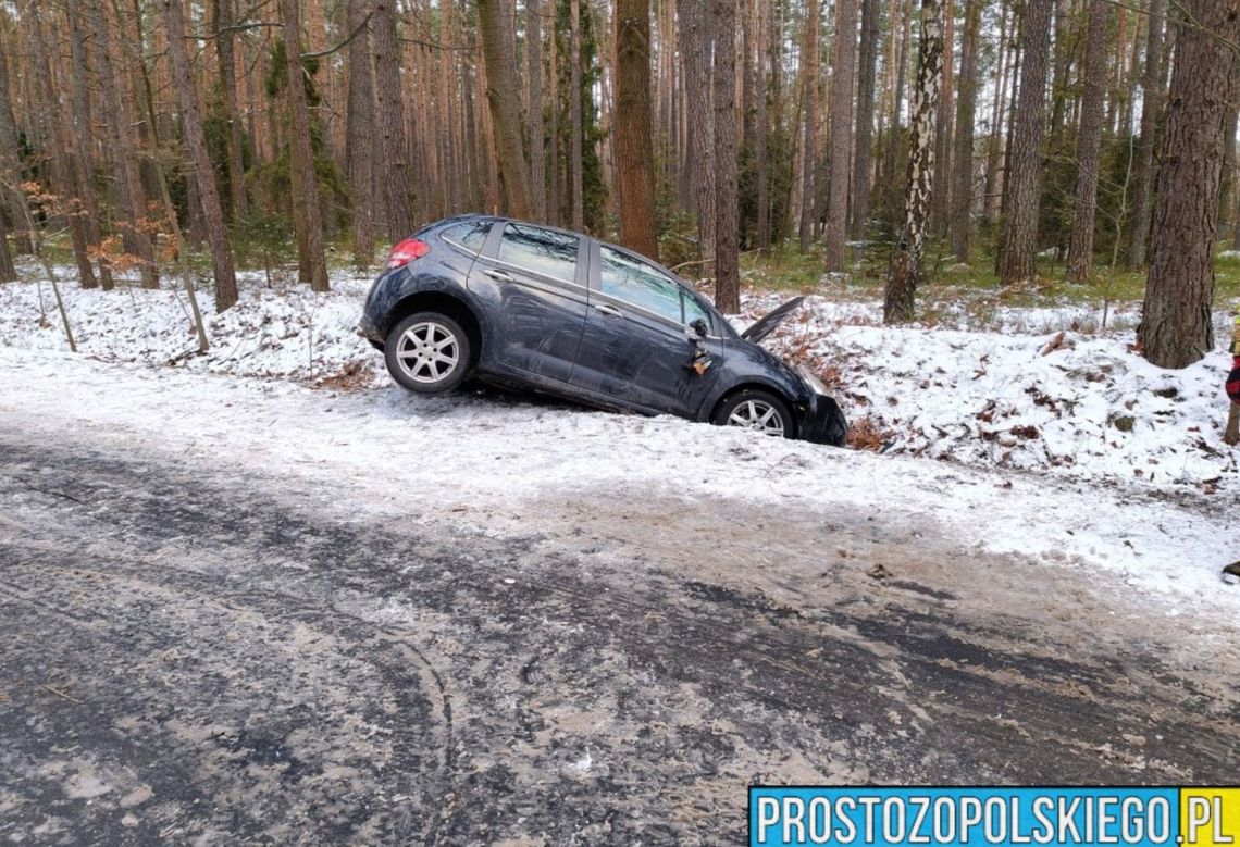 Auto wpadło do rowu, w środku troje dzieci Auto wpadło do rowu, w środku troje dzieci