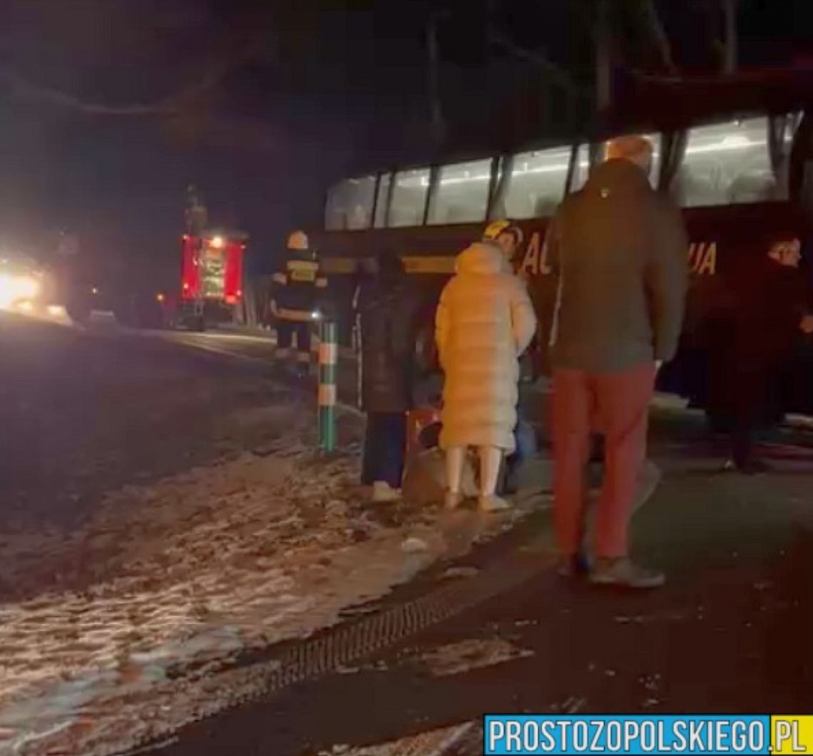 Autobus zderzył się z dwoma samochodami osobowymi