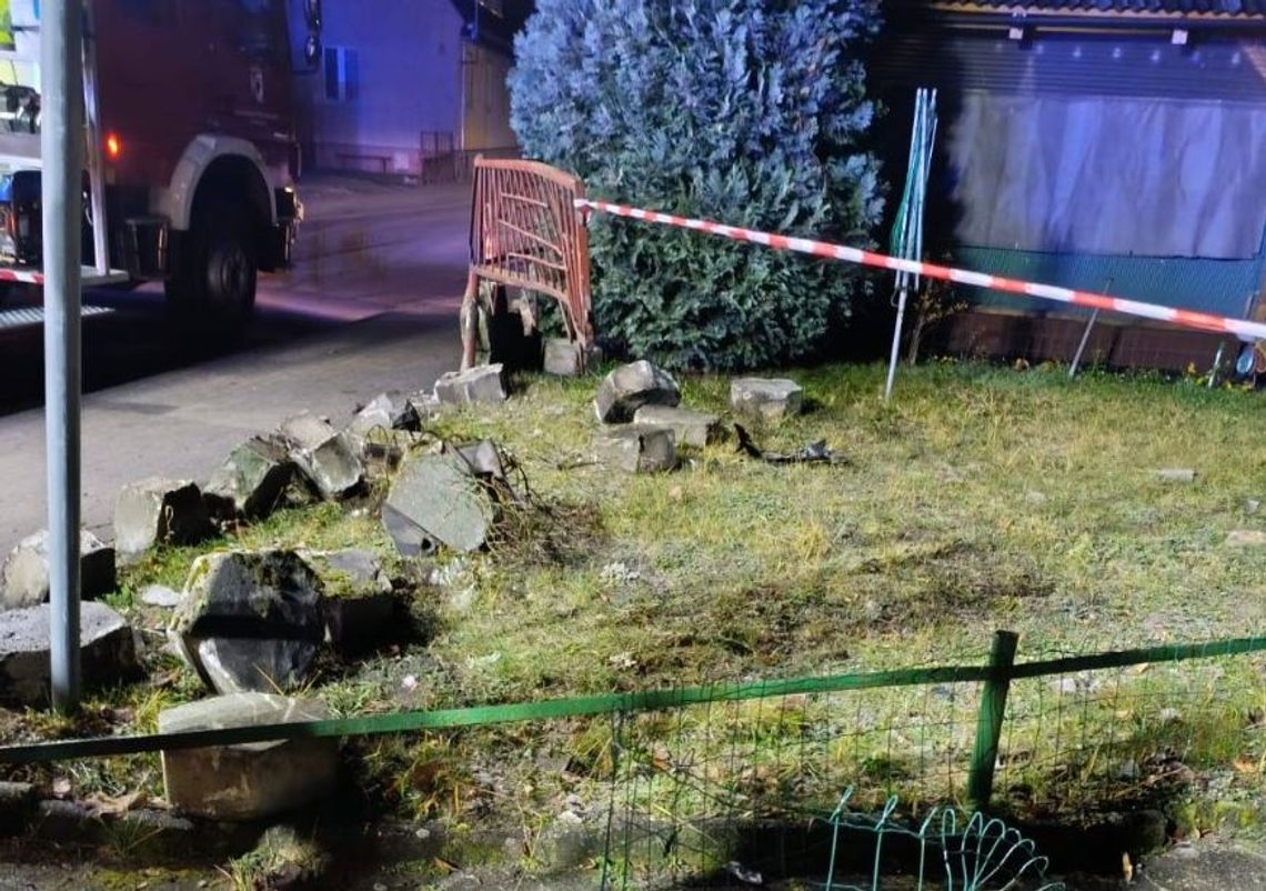 BMW w ogrodzeniu, kierowcy brak