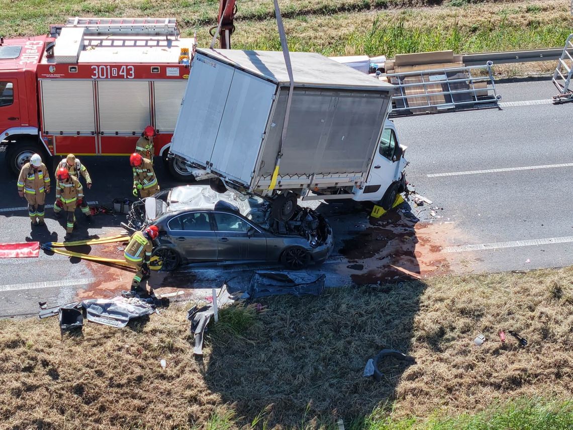 BMW wbiło się pod dostawczak. Karambol na obwodnicy Opola BMW wbiło się pod dostawczak. Karambol na obwodnicy Opola