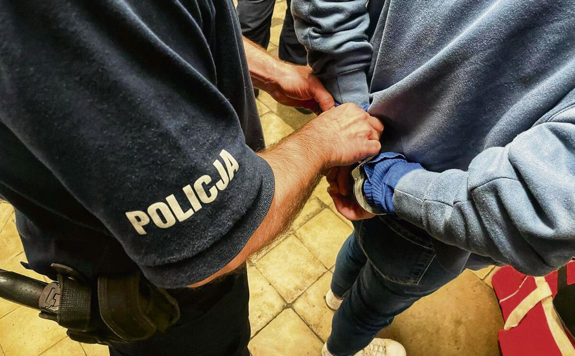 Brutalne pobicie kobiety w centrum Radiowóz policji na ulicy w Opolu — funkcjonariusze prowadzą działania po brutalnym ataku na kobietę.