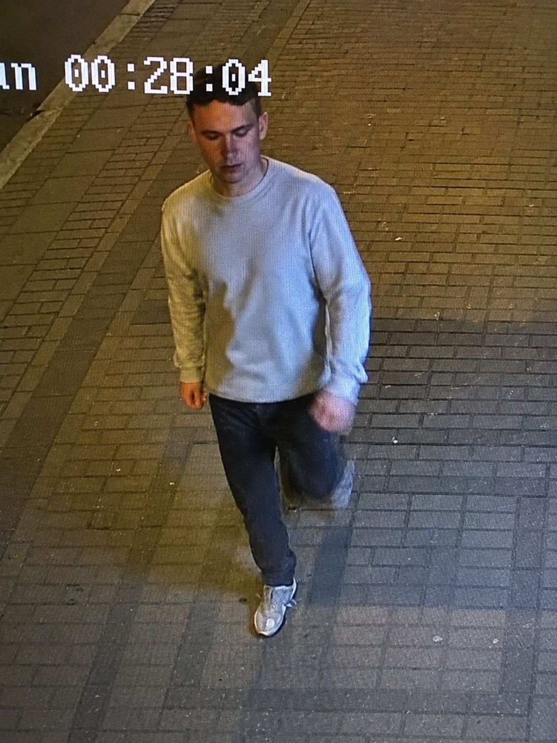 Wizerunek mężczyzny poszukiwanego przez policję w sprawie rozboju na osiedlu Chabry w Opolu