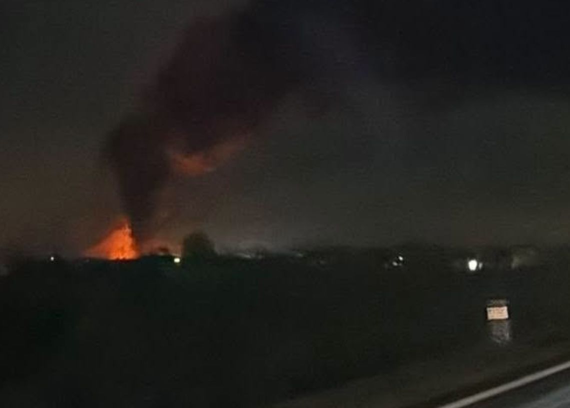 Budynek stanął w ogniu, z ogniem walczyły liczne zastępy straży pożarnej Budynek stanął w ogniu, z ogniem walczyły liczne zastępy straży pożarnej