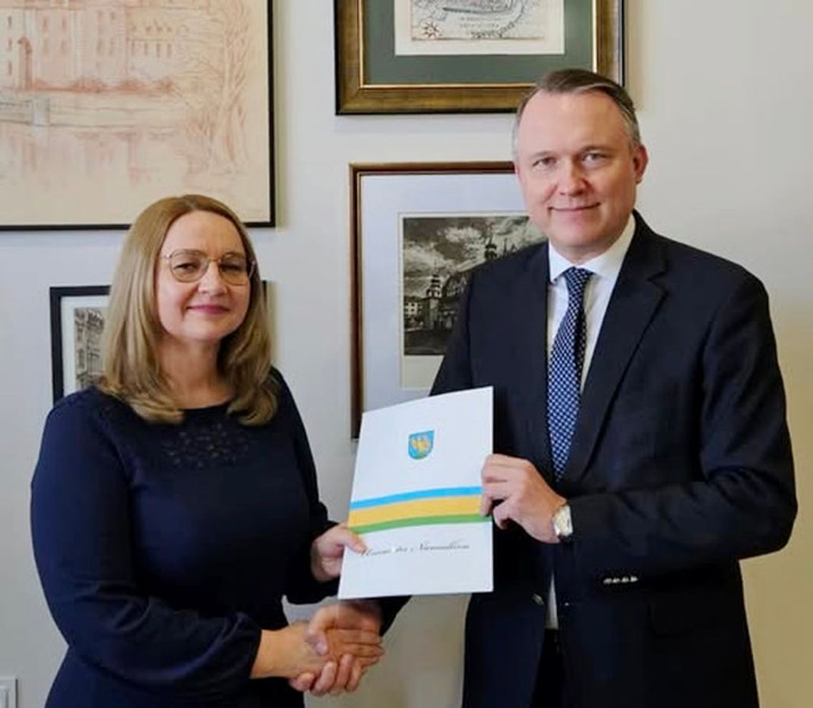 Kamila Rademacher – nowa zastępczyni burmistrza Niemodlina – podczas pracy w niemodlińskim ratuszu