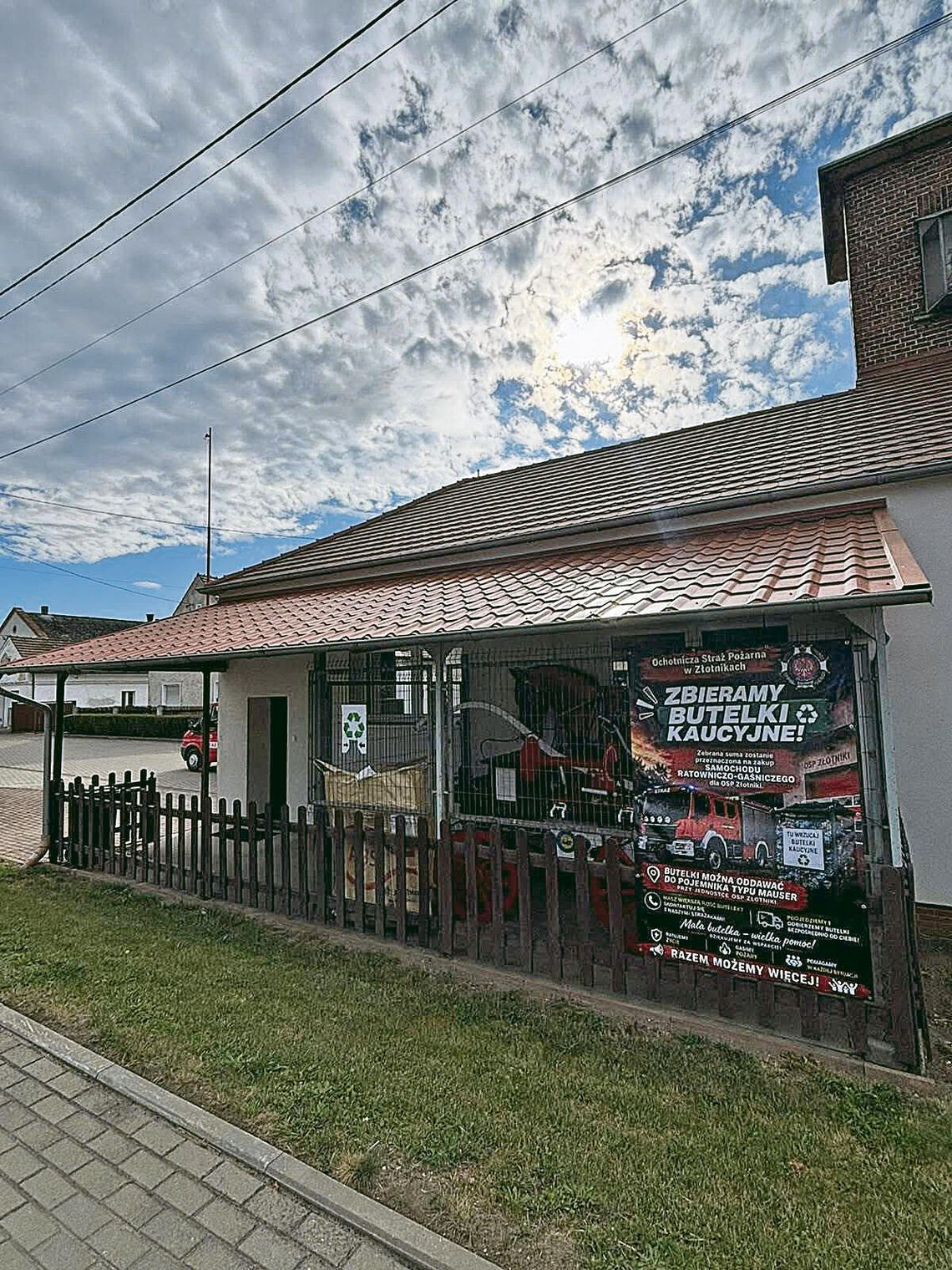 Butelki i puszki zamiast do kosza – OSP Złotniki zbiera na wóz strażacki Pojemnik na kaucyjne butelki i puszki przy remizie OSP Złotniki, gdzie prowadzona jest zbiórka na zakup samochodu ratowniczo-gaśniczego.