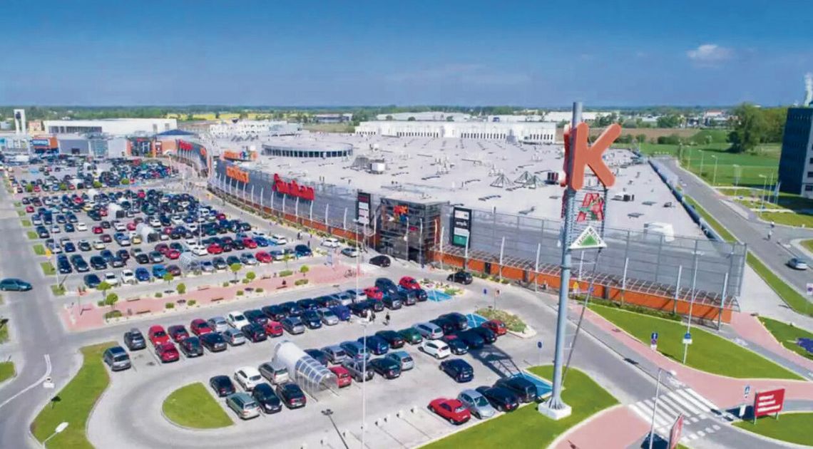 CH Karolinka powiększy się o 11 tys. m²! Nowe sklepy, nowa fasada i parking podziemny Wizualizacja rozbudowy Centrum Handlowego Karolinka z nową fasadą i częścią handlową