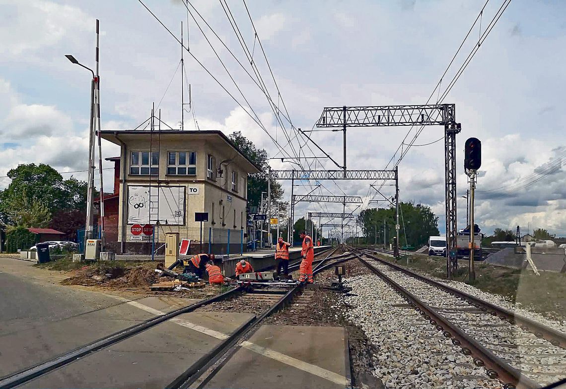 Zamknięty przejazd kolejowy na ul. Dworcowej w Tarnowie Opolskim z oznakowaniem objazdów