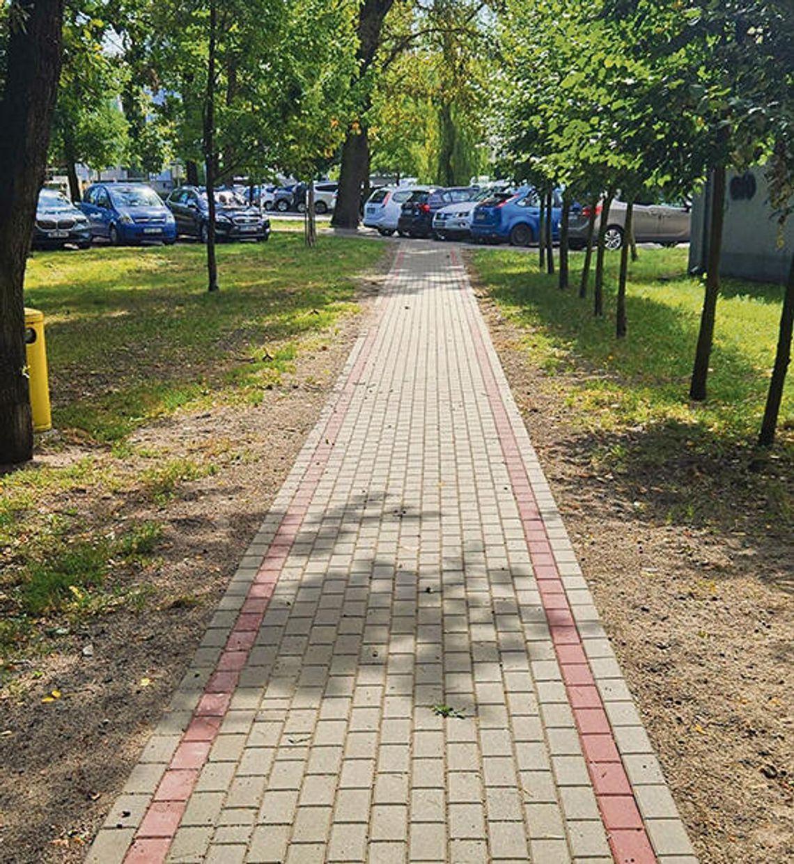 Remont chodnika przy lokalnej ulicy w gminie Ozimek – prace drogowe wykonane w ramach gminnych inwestycji