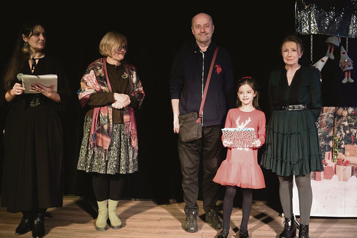 „Choinka! Choinka! Ubierzmy ją razem!” „Choinka! Choinka! Ubierzmy ją razem!”