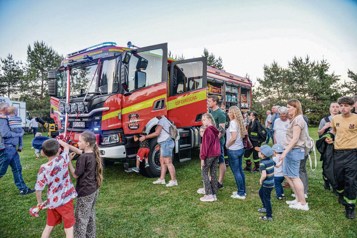 Chróścina: nowoczesna Scania P370 za 1,7 mln zł zasila OSP. Trzy gminy zdobyły 1. miejsce w konkursie unijnym Nowy samochód ratowniczo‑gaśniczy Scania P370 przed remizą OSP Chróścina