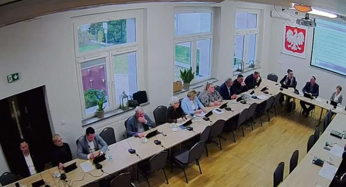 Wójt gminy Chrząstowice podczas omawiania kwestii zarządzania energią elektryczną