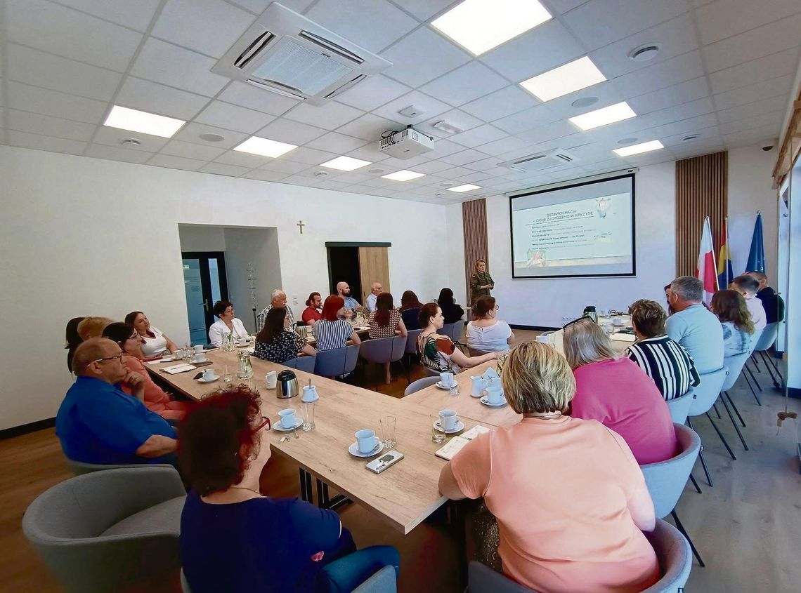Chrząstowice podnoszą gotowość! Sołtysi i samorząd przeszli szkolenie MON o reagowaniu na zagrożenia Uczestnicy szkolenia MON w sali konferencyjnej Urzędu Gminy Chrząstowice podczas zajęć o reagowaniu kryzysowym