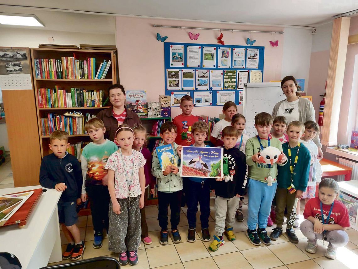Chrząstowice świętują Tydzień Bibliotek! Wizyta władz, zajęcia dla dzieci i moc atrakcji w obu placówkach Ważnym akcentem tegorocznych obchodów była również wizyta dzieci z Ochronki, które zawitały do siedziby biblioteki w Chrząstowicach.