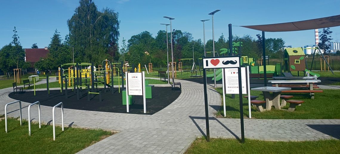 Czarnowąsy mają nowy plac zabaw! „Wąsolandia” zachwyca atrakcjami i powstała dzięki Budżetowi Obywatelskiemu Nowa część placu zabaw „Wąsolandia” w Czarnowąsach z zestawem zabawowym, bujakami i strefą relaksu dla rodziców
