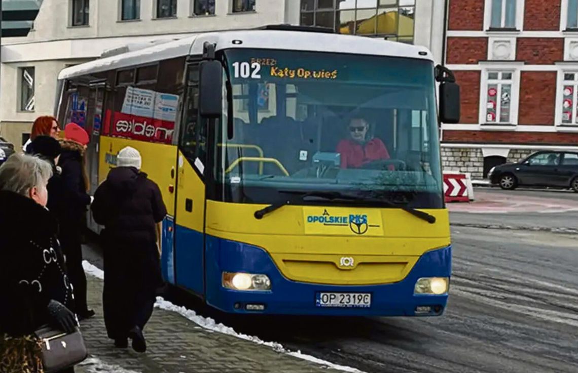 Autobus OPKS na trasie w powiecie opolskim, mijający przystanek