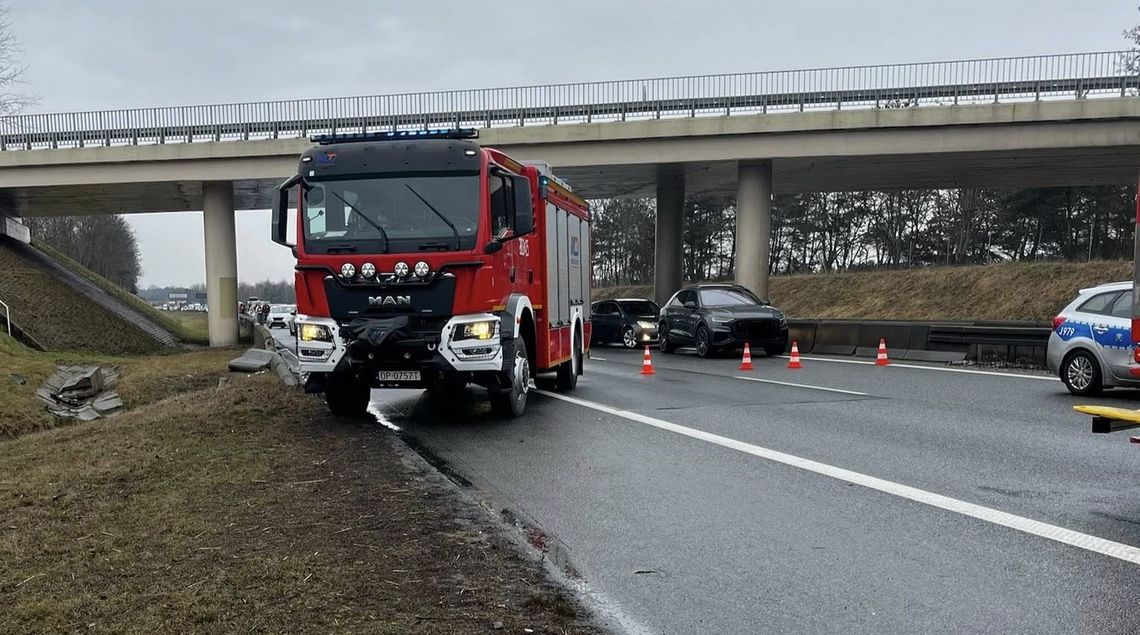 Dachowanie na A4. W akcji śmigłowiec LPR Dachowanie na A4. W akcji śmigłowiec LPR