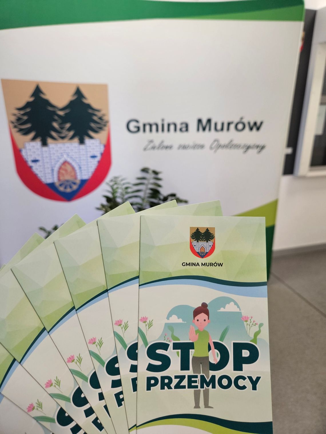 Darmowa broszura edukacyjna GOPS Murów o przeciwdziałaniu przemocy i instytucjach wspierających rodziny.