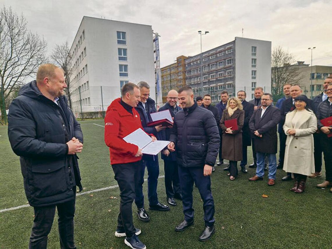 Decyzję o dofinansowaniu do remontu na basenie w Tułowicach przywiózł nam wiceminister! Decyzję o dofinansowaniu do remontu na basenie w Tułowicach przywiózł nam wiceminister!