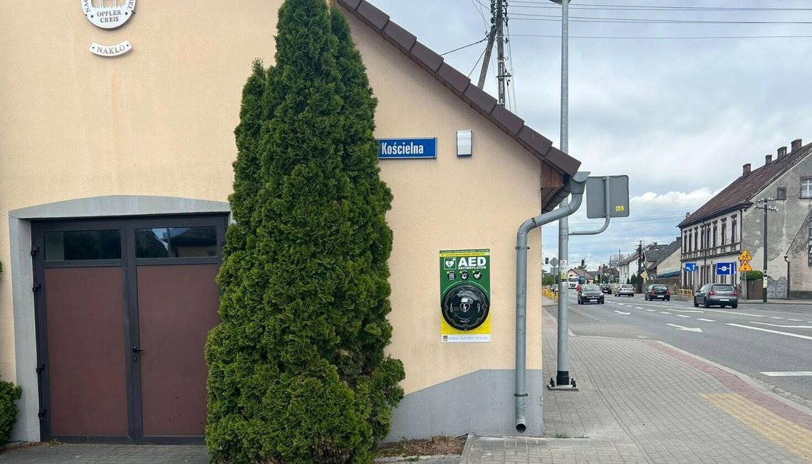 Defibrylator AED trafił do Nakła! Mieszkańcy i sołectwo zadbali o bezpieczeństwo całej wsi Defibrylator AED zamontowany na budynku sołeckim w Nakle przy skrzyżowaniu ul. Strzeleckiej i Kościelnej