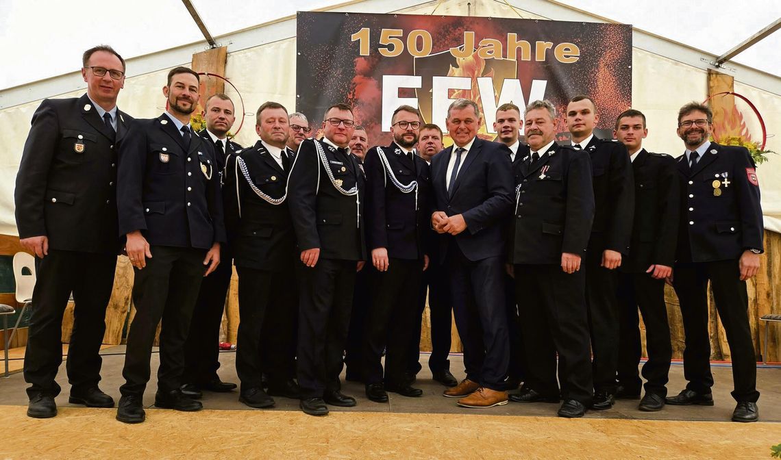 Delegacja gminy Łubniany na 150‑leciu straży w Müdesheim. Wspólne świętowanie i rozmowy o współpracy szkół Delegacja gminy Łubniany podczas obchodów 150‑lecia straży pożarnej w Müdesheim, wraz z lokalnymi druhami i władzami Stadt Arnstein.