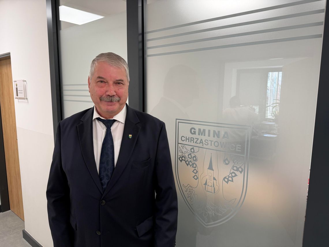 Dlaczego Chrząstowice przyciągają nowych mieszkańców? Wójt zdradza receptę na sukces gminy Na zdjęciu Wójt gminy Chrząstowice Florian Ciecior podczas rozmowy o inwestycjach i rozwoju lokalnej społeczności