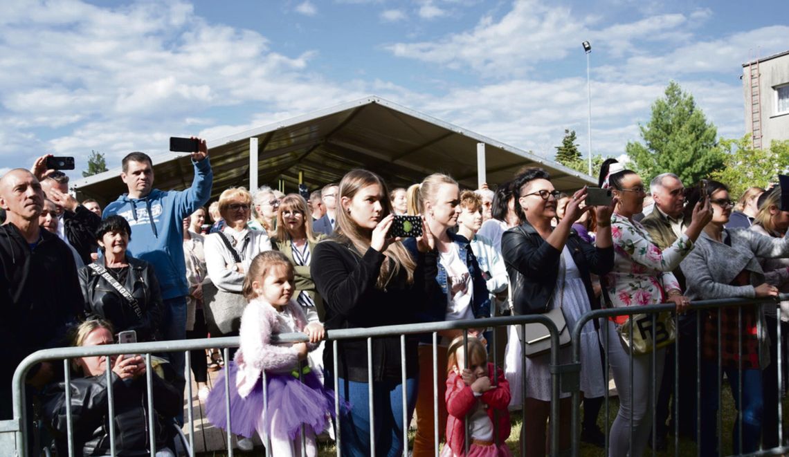 Scena plenerowa podczas Dni Tułowic na Stadionie Miejskim