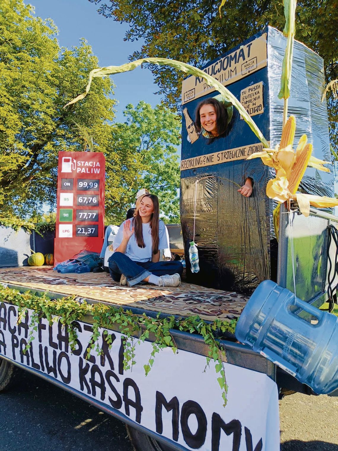 Dożynki w Dębiu. Kolorowy korowód, nowa korona i zaskakujące postacie na ulicach wsi Dożynki wiejskie w Dębiu w gminie Chrząstowice – kolorowy korowód dożynkowy, nowa korona i mieszkańcy świętujący zakończenie żniw.
