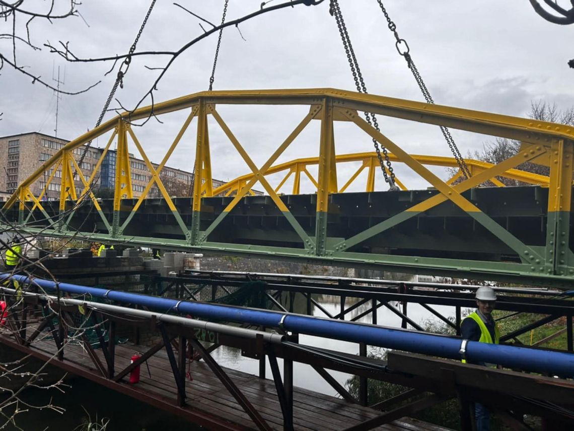 Drogami powiatu opolskiego: z Krapkowic do Opola dotarł pierwszy transport elementów Mostu Zamkowego Drogami powiatu opolskiego: z Krapkowic do Opola dotarł pierwszy transport elementów Mostu Zamkowego