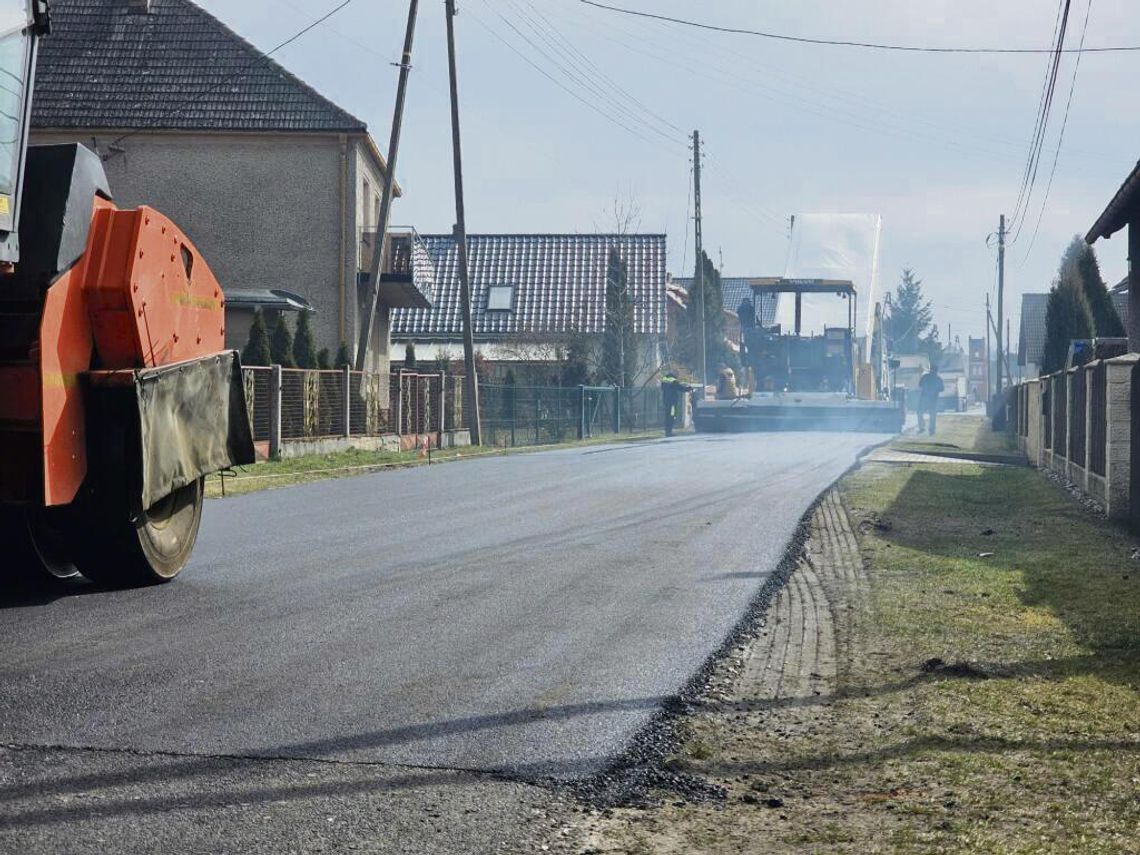 Prace drogowe na jednej z modernizowanych tras powiatu opolskiego