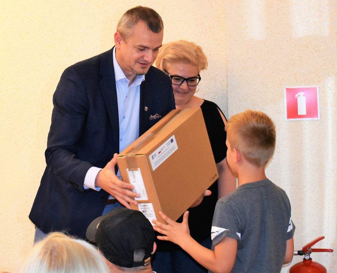 Dzieci z gminy Ozimek otrzymały bezpłatny sprzęt komputerowy