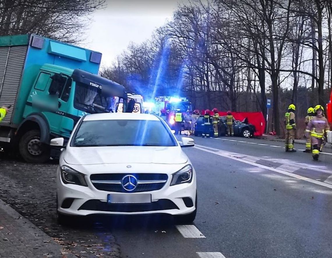 Falmirowice: w zderzeniu trzech pojazdów zginęła jedna osoba