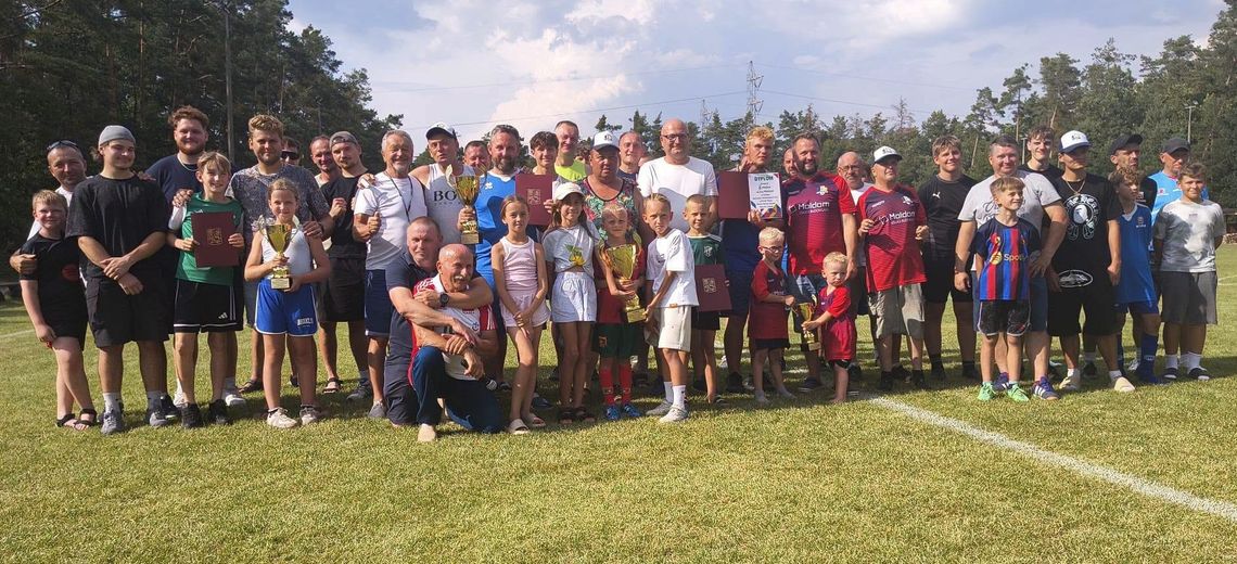 Firmy rywalizowały o Puchar Wójta Gminy Tarnów Opolski. W Kosorowicach sport połączył mieszkańców i przedsiębiorców Uczestnicy 26. turnieju sportowego firm o Puchar Wójta Gminy Tarnów Opolski organizowanego przez LZS Burza Kosorowice.