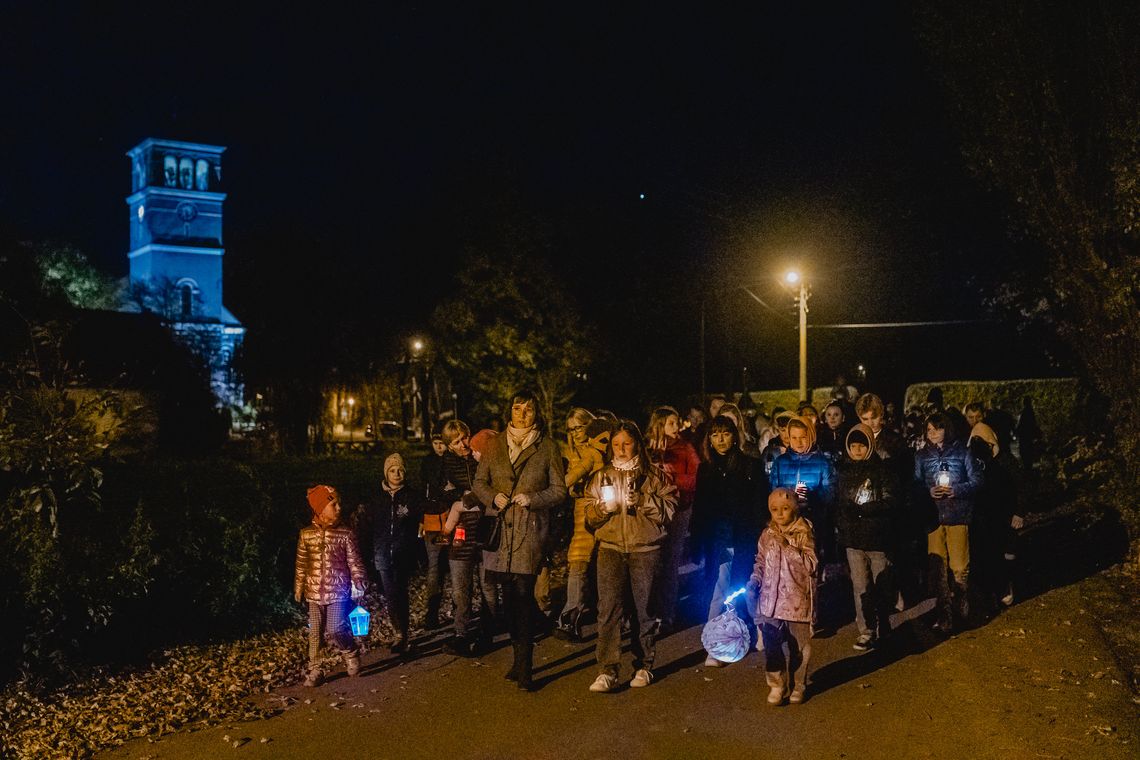 Gdy zapadnie zmrok, biorą fakle i ruszają na cmentarz