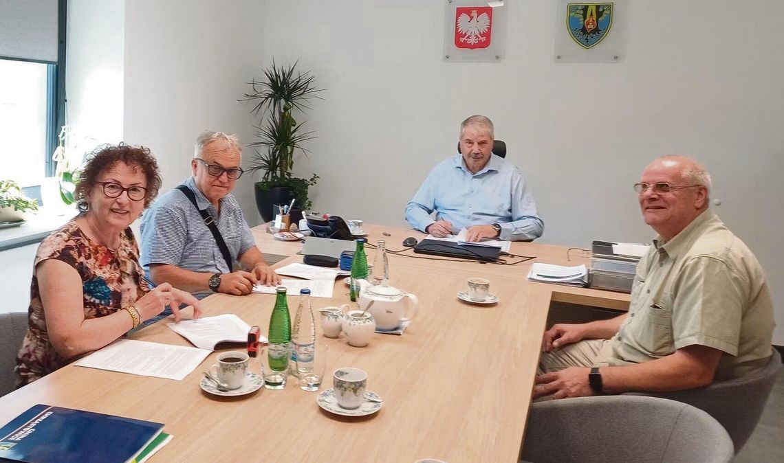 Gmina Chrząstowice podpisała kolejną umowę! Rusza drugi etap budowy kanalizacji w Dańcu za 3,75 mln zł Prace przy budowie kanalizacji sanitarnej w Dańcu — wykopy, rury i sprzęt budowlany na jednej z lokalnych ulic.