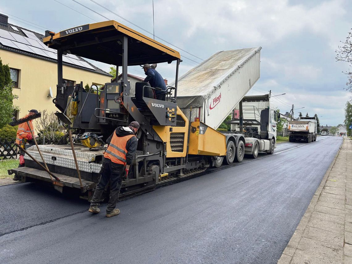 Prace drogowe na jednym z odcinków w gminie Dąbrowa