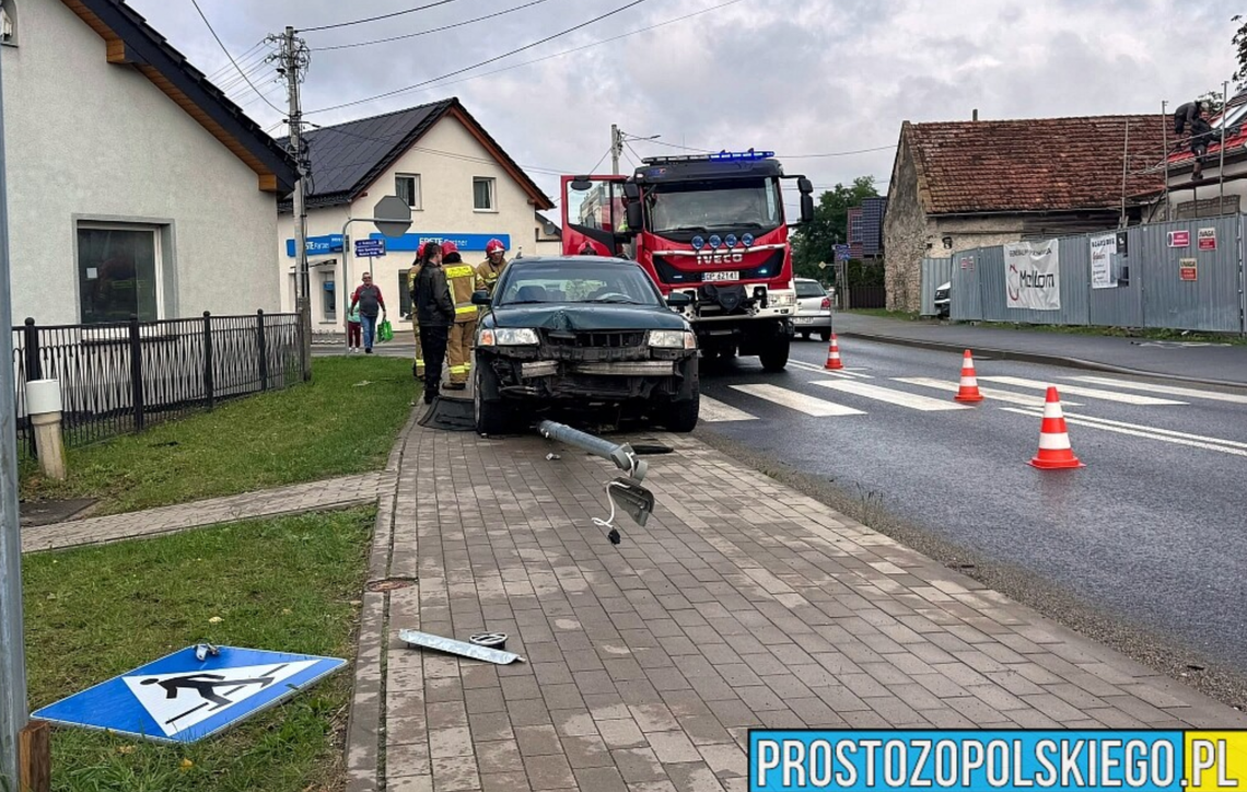 Groźnie w centrum Tarnowa Opolskiego! Volkswagen wypadł z drogi i staranował latarnię Groźnie w centrum Tarnowa Opolskiego! Volkswagen wypadł z drogi i staranował latarnię