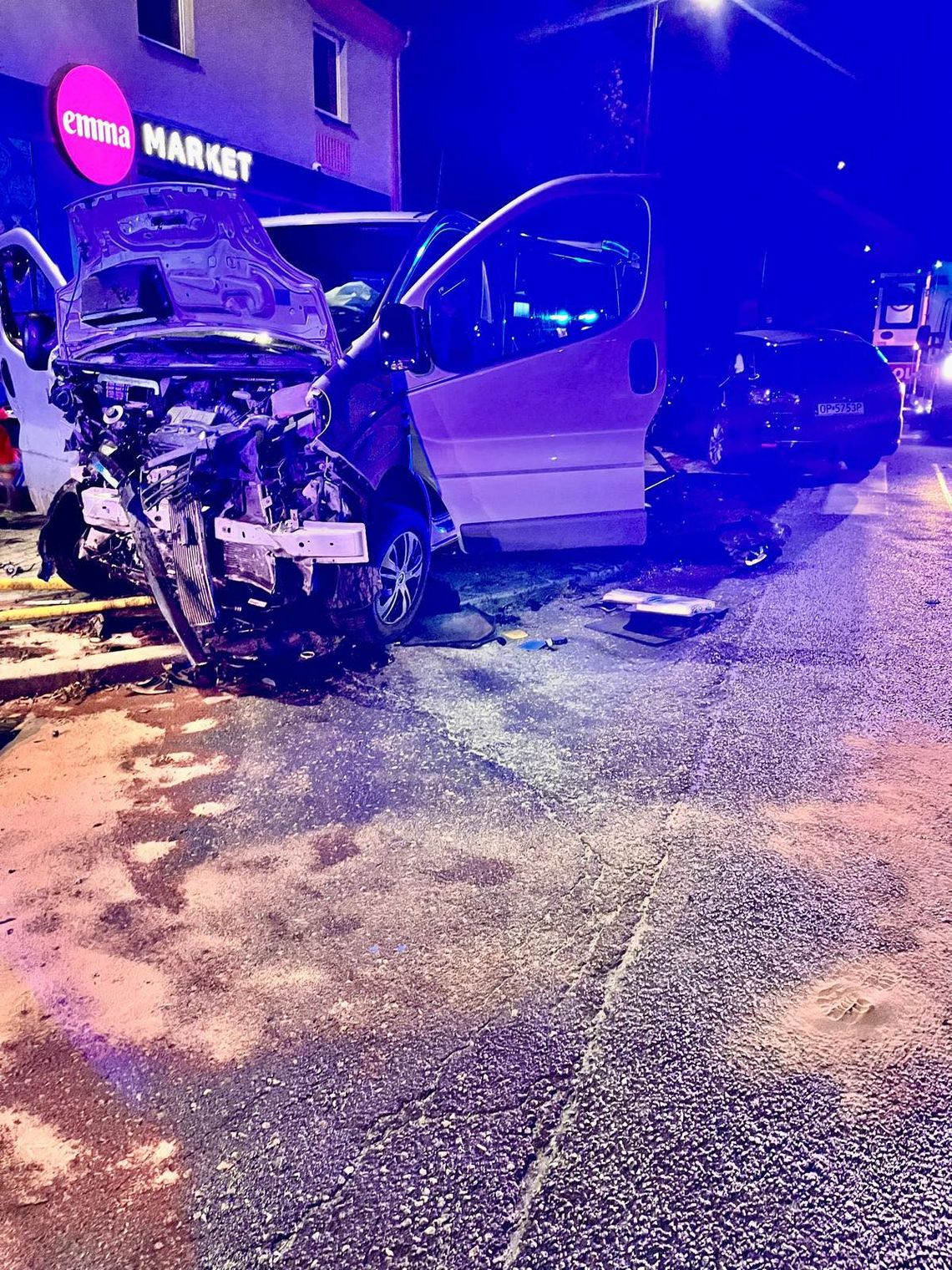 Strażacy z OSP Antoniów zabezpieczają miejsce nocnego wypadku w Grodźcu przy ul. Częstochowskiej