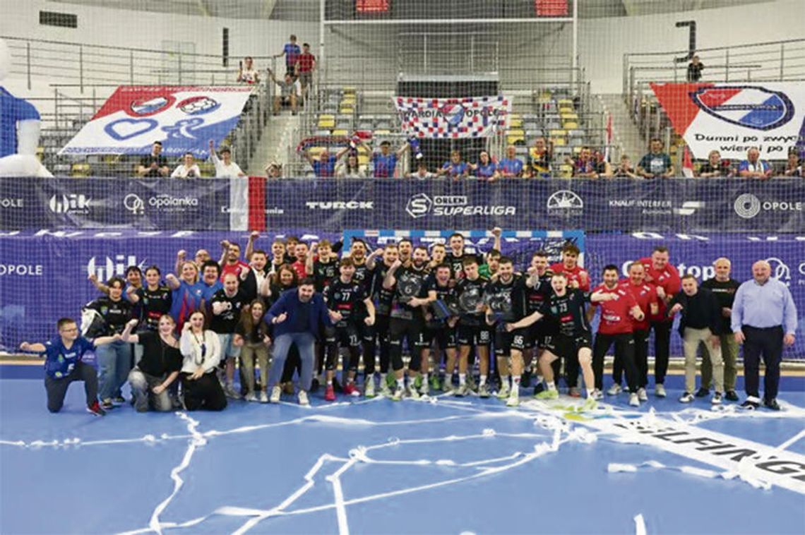 Zawodnicy Gwardii Opole świętują zwycięstwo podczas meczu Orlen Superligi w Stegu Arenie