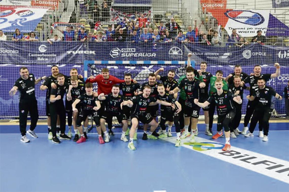 Zawodnicy Gwardii Opole świętują zwycięstwo nad Zagłębiem Lubin w Stegu Arenie