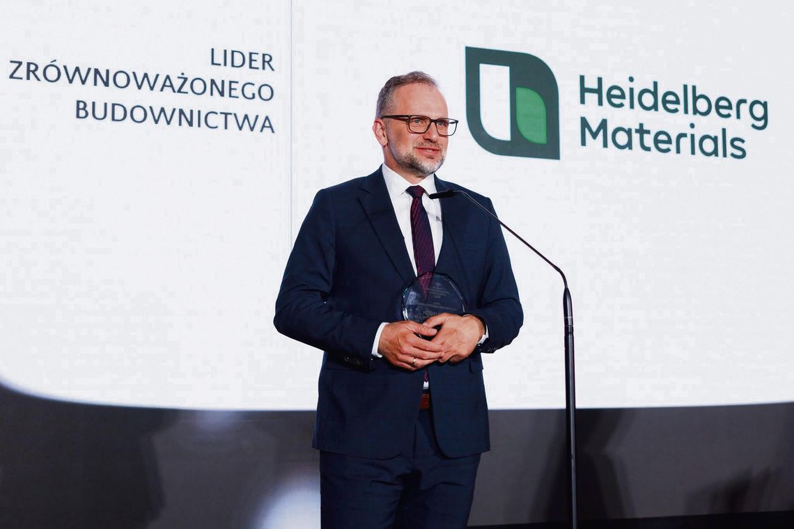 Heidelberg Materials Polska Liderem Zrównoważonego Budownictwa! evoZero zmienia przyszłość branży Andrzej Losor odbiera nagrodę Lidera Zrównoważonego Budownictwa podczas Sustainable Economy Summit