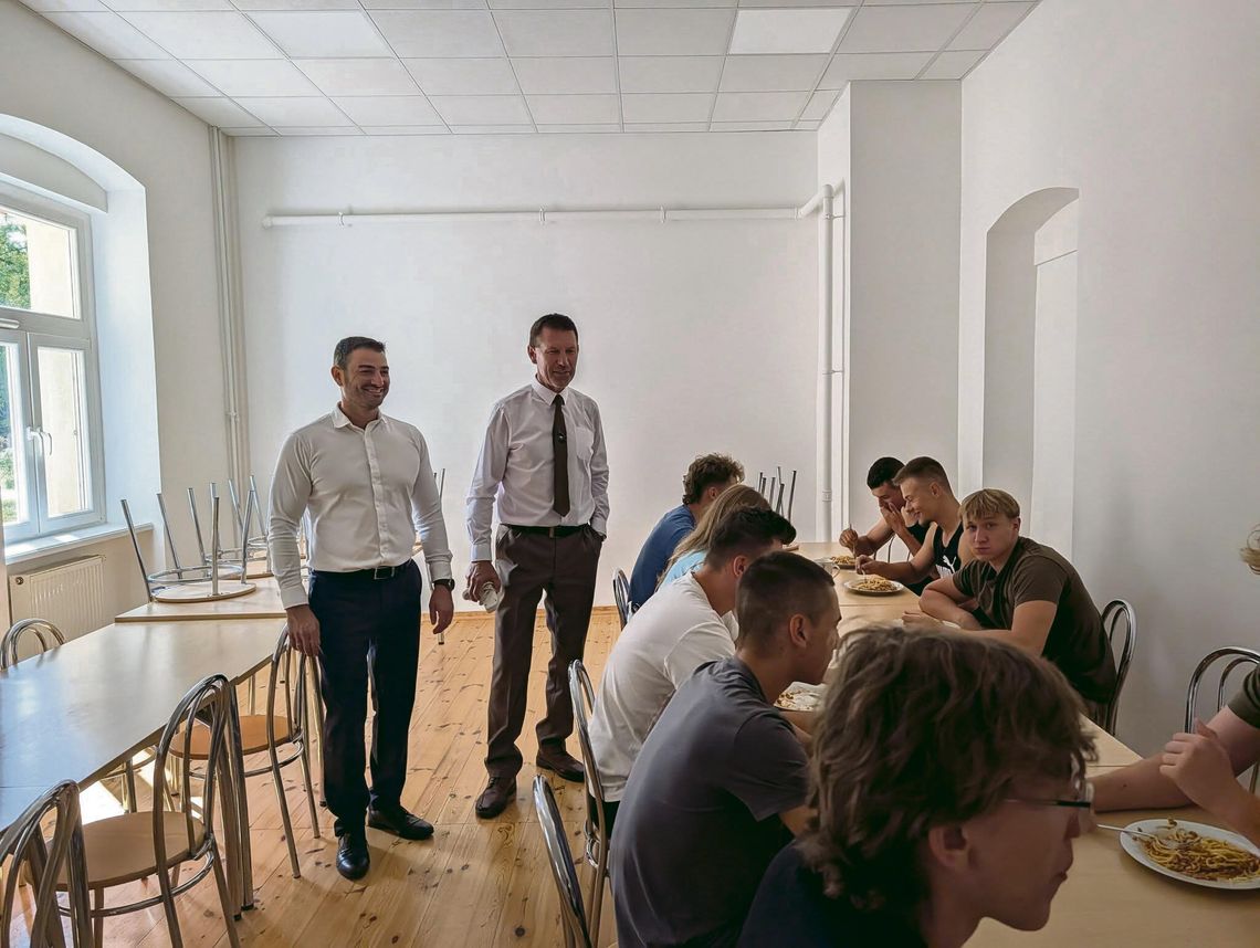 Internat w Tułowicach przechodzi metamorfozę. Po remoncie wnętrz rusza renowacja elewacji Zabytkowy internat Zespołu Szkół w Tułowicach z rusztowaniami podczas renowacji elewacji
