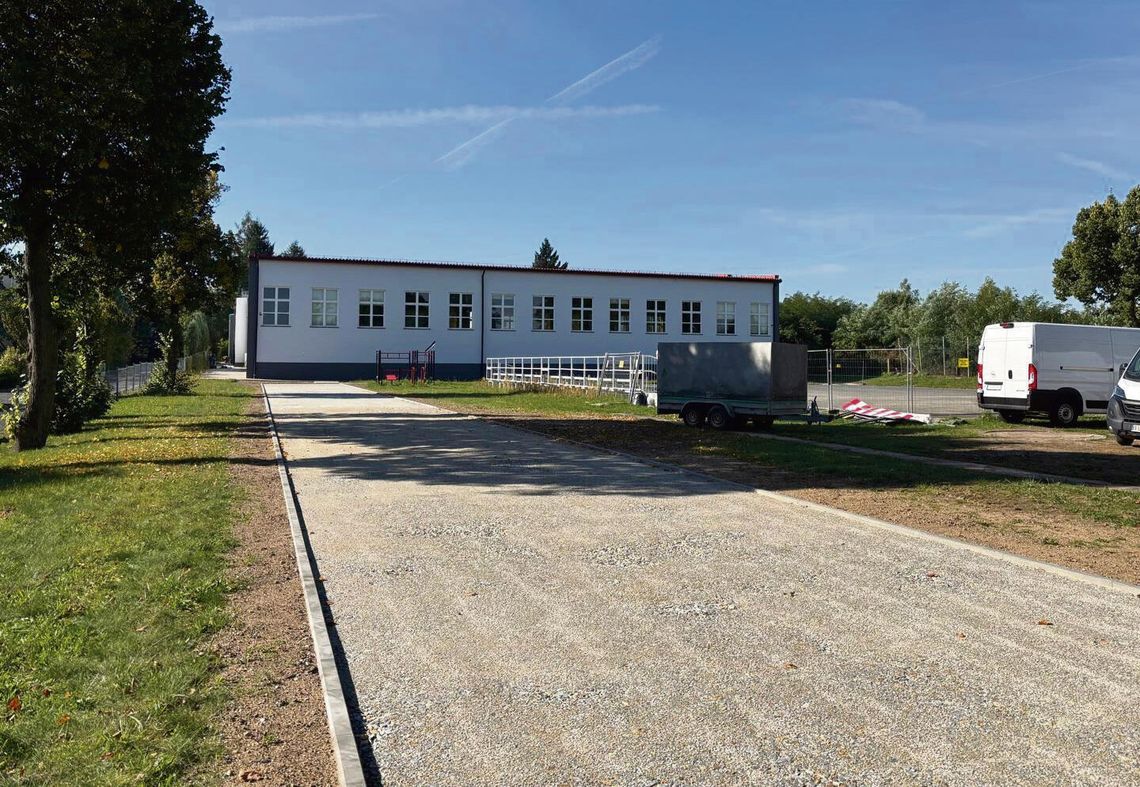 Inwestycje w szkołach gminy Dąbrowa – nowe boisko, bieżnia i infrastruktura edukacyjna